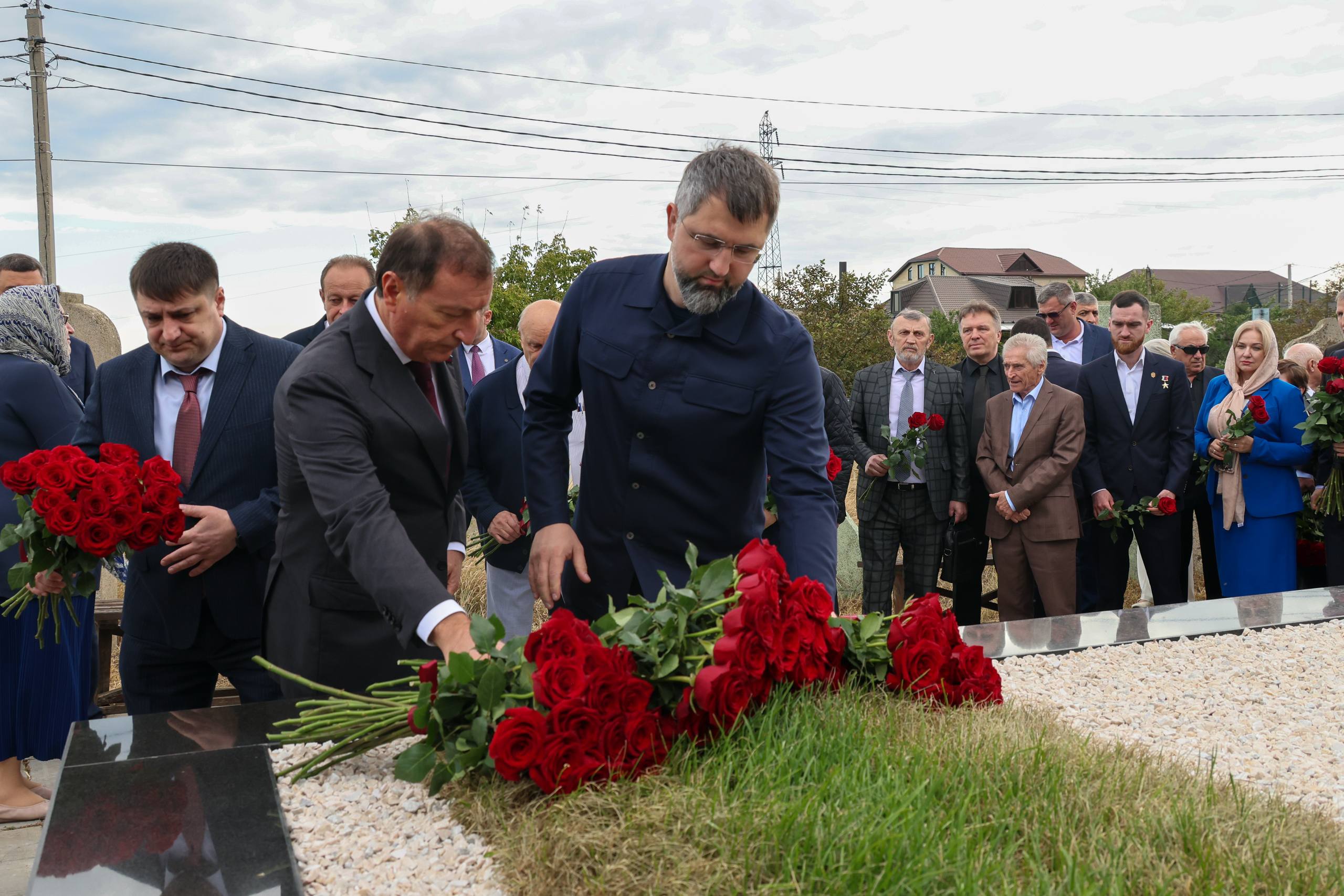 Магомед Рамазанов возложил цветы к могиле Расула Гамзатова на горе Тарки-Тау